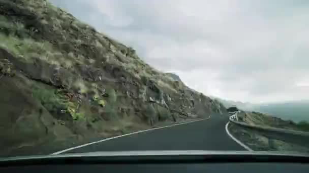 Timelapse Serpentine i bergen utanför kusten av havet. Narrow rock Road, Gran Canaria — Stockvideo