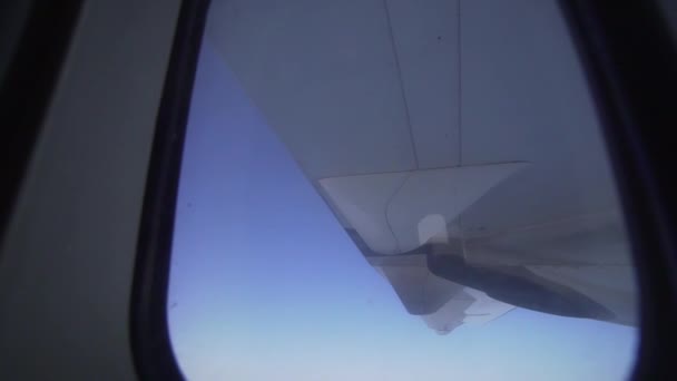 Moteur à turbine d'un avion à hélice sur un ciel bleu. Type d'avions de ligne obsolètes — Video