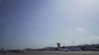 Las Palmas de Gran Canaria, İspanya - 22 Nisan 2019 - Pist, uçak ve uçak yakıt ikmali, kalkıştan önce. Arka planda havaalanı binaları