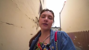 Genç bir Kafkas kadın blogcu dslr kamera kendini video alır ve yolculuk hakkında konuşuyor, birinci şahıs görünümü. Vlog eski Avrupa kasabasının sokakta tatilde