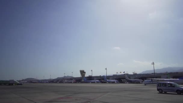 Las Palmas de Gran Canaria, Hiszpania-Kwiecień, 22, 2019-śmigło napędzane samolot napędza pas startowy obok budynku lotniska w słoneczny dzień. Szeroki kąt do pasa startowego na lotnisku — Wideo stockowe