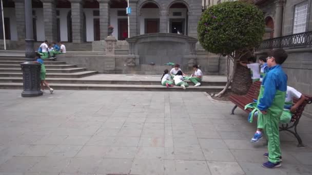 Las Palmas de Gran Canaria, ESPAÑA - 23 de abril de 2019 - Los colegiales españoles en una clase de deportes durante un descanso. Chicos felices de la escuela primaria al aire libre — Vídeos de Stock