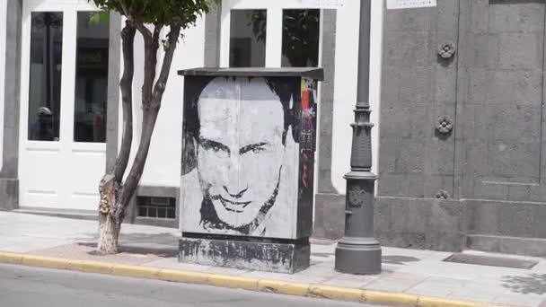 Las Palmas de Gran Canaria, İspanya - 23 Nisan 2019 - Bir Avrupa şehrinin caddesinde bir elektrik panosunda modern grafiti. Sanat eseri veya vandalizm — Stok video
