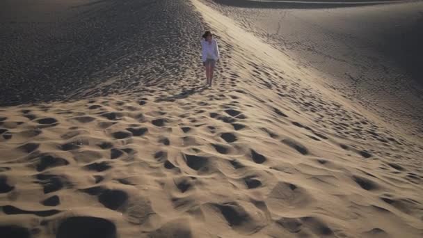 Desert Adventure - Una joven sube a una duna en un caluroso día de verano. Concepto de vagabundeo, hermosa naturaleza — Vídeo de stock