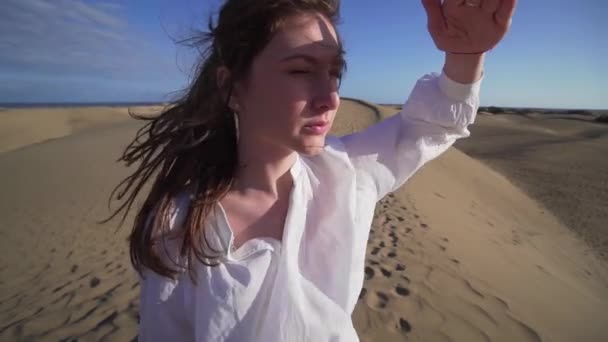 Κοντινό πορτραίτο μιας όμορφης καυκάσιας νεαρής γυναίκας στην έρημο, με ευρεία γωνία. Έμπνευση στα ταξίδια, Ισπανία εξωτικό τοπίο — Αρχείο Βίντεο