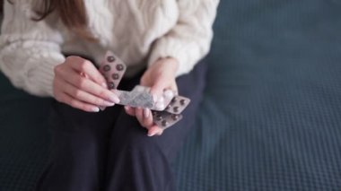 Sağlık ve bağışıklığı korumak için bitkisel ve doğal ilaçlar. Terapi ya da hastalığın önlenmesi. Kadınların elinde bir sürü uyuşturucu paketi var.