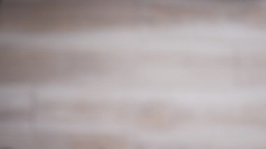 Probiyotikler, besin takviyeleri ve vitaminler elinde. Kız tıbbi ilaçlar gösteriyor ve onları çerçeveden çıkarıyor. Zararsız ilaç kapsülleri kapatın.