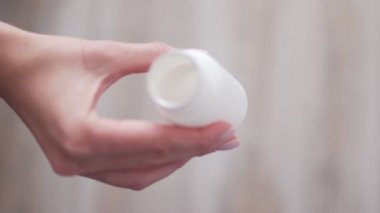 Elinde şişedeki homeopatik haplar. Sağlık ve sağlıklı yaşam tarzı kavramı. Probiyotikler ve Beslenme İlaveleri