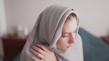 Soğuk bir kız üşütür, ekoseye saklanır. Hastane günlerinde homellik. Viral enfeksiyon, zayıflık ve ateş. Doktora görünmeden hastalığın tedavisi, kendi kendini tedavi