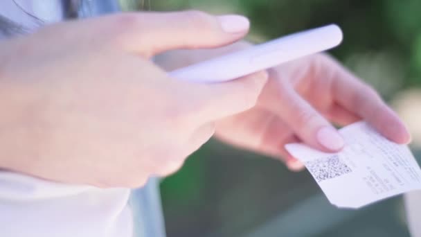 Qr Scan. La personne scanne le code qr sur un chèque depuis un smartphone, gros plan. Comptabilité financière à l'aide d'une application mobile — Video