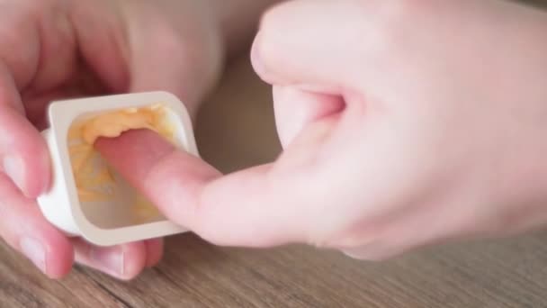 Finger i sås. En man doppar fingret i en ostsås. Skadlig snabbmat, mellanmål att äta — Stockvideo