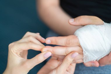 Kolu kırık bir hasta. Doktorların muayenesinde teşhis konuldu.