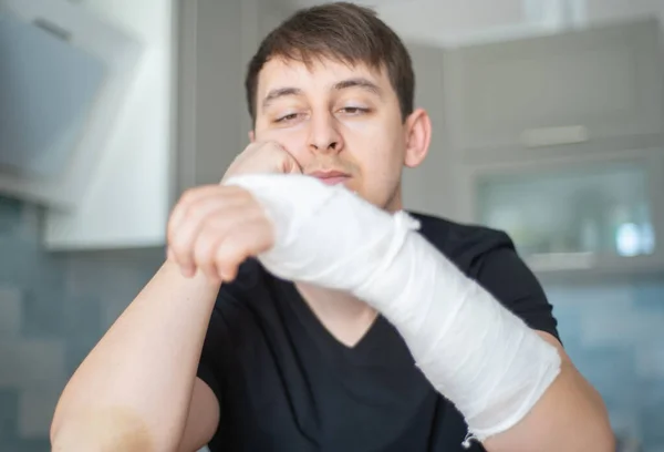 Braço de fractura. Restrições de saúde. Homem triste com a mão partida — Fotografia de Stock