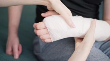 Bandajlı el kontrolü. Doktor muayenesinde kırılan hasta.