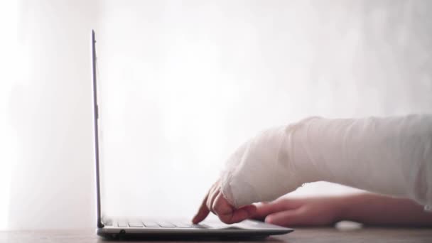 En person med bruten hand trycker på knappen. Meddelande om Internet med hälsorestriktioner — Stockvideo