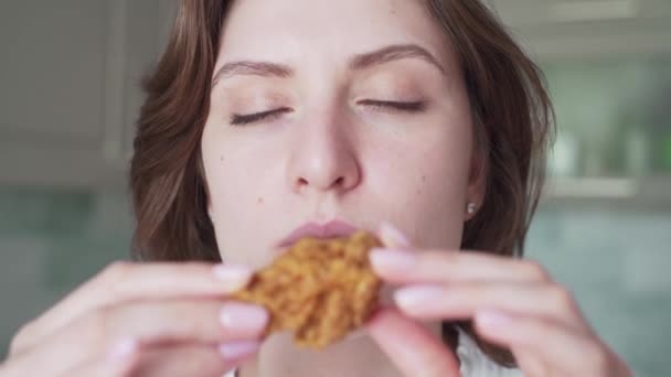 Nezdravé přejídání. Žena kouše kuřecí nugety, zblízka. Nezdravé jídlo — Stock video