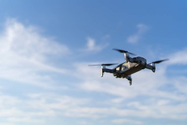 Gün batımında küçük bir dron bulutlara karşı gökyüzünde süzüldü. Profesyonel hava fotoğrafçılığı