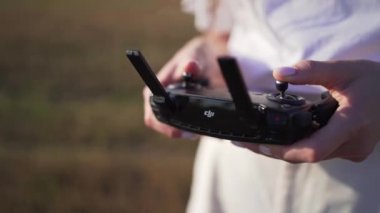 Moskova, Rusya - 24 07 2020: DJI uzaktan kumanda kadın ellerinde