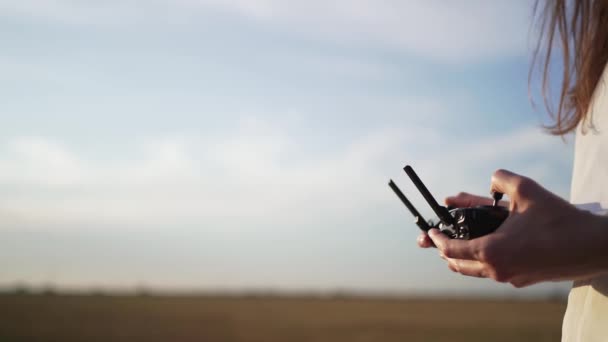 Drone controller in vrouwen handen tegen een mooie lucht. Kopieerruimte voor uw tekst — Stockvideo