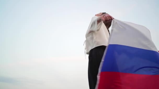 Eine fröhliche Russin wirbelt mit der russischen Flagge. Unabhängigkeitstag der Russischen Föderation — Stockvideo