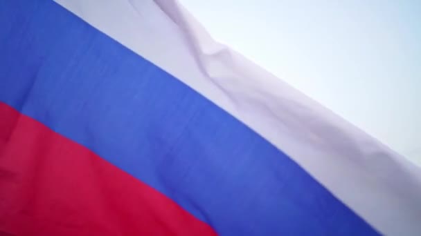 El símbolo nacional - la bandera de Rusia ondeando lentamente en el viento contra el cielo. Slow Mo, el día de la bandera de la Federación Rusa — Vídeo de stock