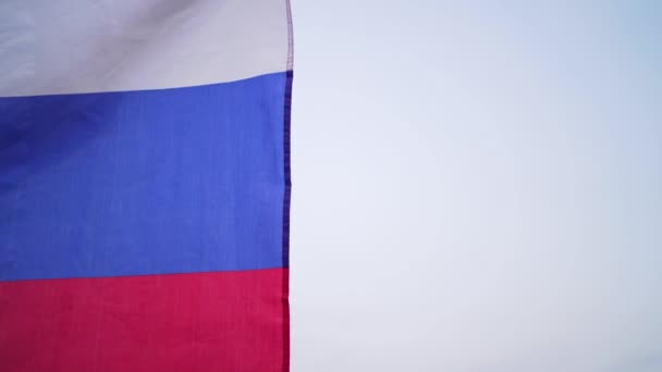 Flaga Federacji Rosyjskiej przeciwko błękitnemu niebu. Dzień Niepodległości Rosji — Wideo stockowe