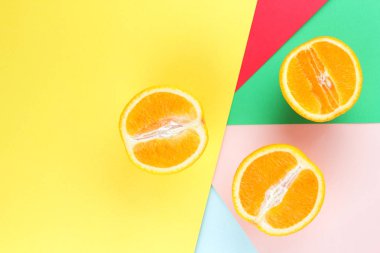 Meyve portakal renkli bir arka plan üzerinde yarım portakal renkli kağıt üzerinde. Uzay kopyalayın. Pop sanat tarzı narenciye
