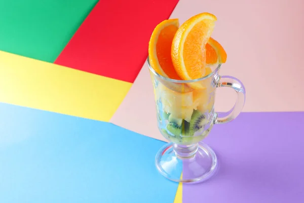 Stücke Tropischer Früchte Glas Fruchtcocktail Orangenscheiben Kiwiwürfel Ananasscheiben Einer Glasschüssel — Stockfoto