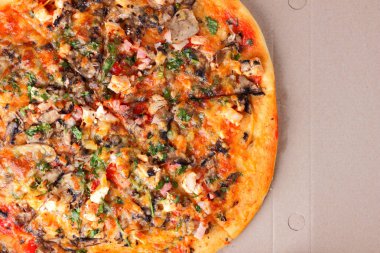 Pizza ahşap arka plan üzerinde bir kutu içinde. Tavuk, mantar, yeşillik, peynir ve sos İtalyan pizza. Festival yemek bir karton kutu içinde. Kopya alanı