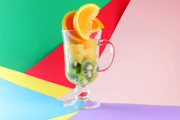 Pezzi Frutta Tropicale Bicchiere Cocktail Frutta Arancia Affettata Cubetti Kiwi — Foto Stock
