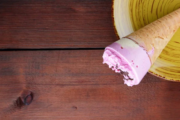 Helado Amarillo Rosado Con Chocolate Una Taza Gofres Helado Sobre — Foto de Stock