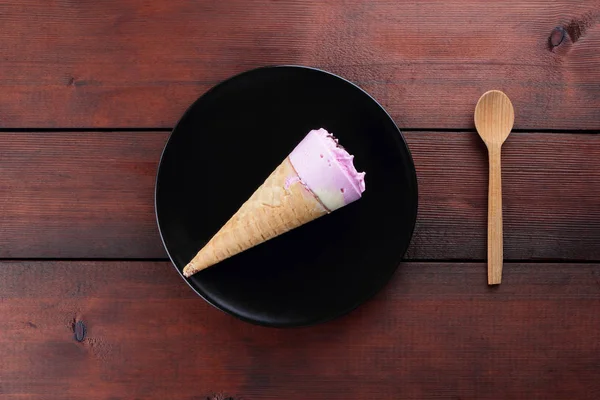 Eiszapfen Mit Schokolade Auf Einem Schwarzen Teller Eis Auf Dunklem — Stockfoto