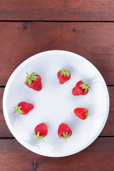 Fraises Sur Une Assiette Blanche Vue Dessus Baies Rouges Sur — Photo