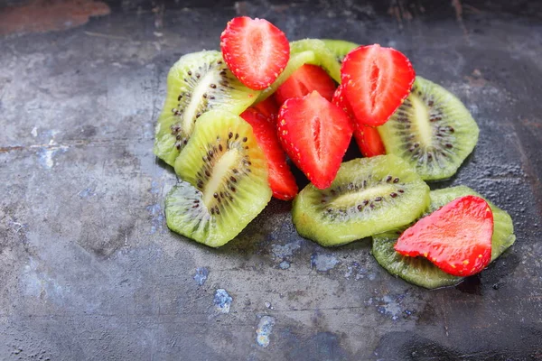 Erdbeere Und Kiwi Auf Dunklem Metallic Hintergrund Rote Beeren Und — Stockfoto