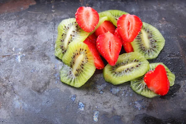 Erdbeere Und Kiwi Auf Dunklem Metallic Hintergrund Rote Beeren Und — Stockfoto