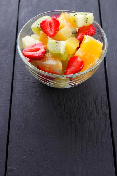 Ensalada Frutas Piña Kiwi Naranja Fresa Fruta Rodajas Multicolores Plato — Foto de Stock