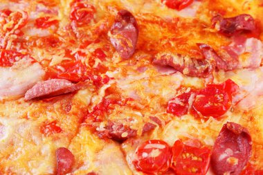 Peynir pasta et, lezzetli yemek, tasarımcının hazırlama ile pizza yakın çekim, pastırma, domates, sosis ve peynir, iştah açıcı pasta üstten görünüm, İtalyan pizza