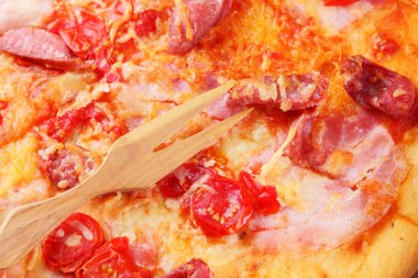 Peynir pasta et, lezzetli yemek, tasarımcının hazırlama ile pizza yakın çekim, pastırma, domates, sosis ve peynir, iştah açıcı pasta üstten görünüm, İtalyan pizza