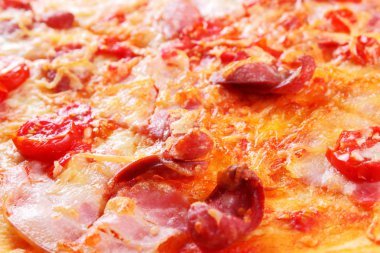 Peynir pasta et, lezzetli yemek, tasarımcının hazırlama ile pizza yakın çekim, pastırma, domates, sosis ve peynir, iştah açıcı pasta üstten görünüm, İtalyan pizza