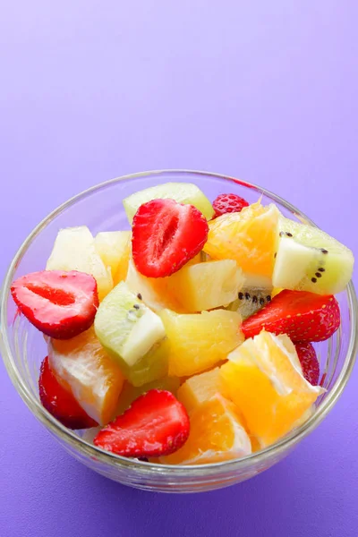 Ensalada Frutas Piña Kiwi Naranja Fresa Fruta Rodajas Multicolores Plato — Foto de Stock