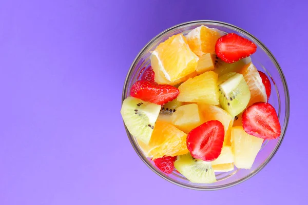 Fruitsalade Van Aardbei Ananas Kiwi Sinaasappel Veelkleurige Gesneden Fruit Een — Stockfoto