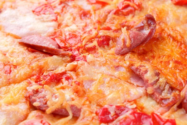 Pizza Cerca Pizza Italiana Con Tocino Tomates Salchichas Queso Apetecible —  Fotos de Stock