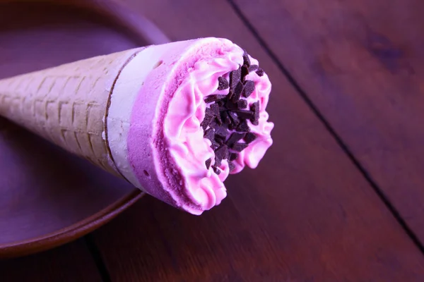 Cono Helado Con Chocolate Helado Una Taza Gofres Sobre Fondo — Foto de Stock