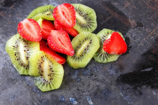 Erdbeere Und Kiwi Auf Dunklem Metallic Hintergrund Rote Beeren Und — Stockfoto