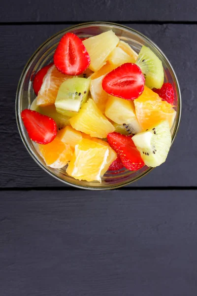 Ensalada Frutas Piña Kiwi Naranja Fresa Fruta Rodajas Multicolores Plato — Foto de Stock