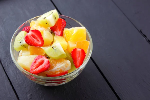 Fruktsallad Från Ananas Kiwi Apelsin Jordgubb Mångfärgade Skivad Frukt Transparent — Stockfoto