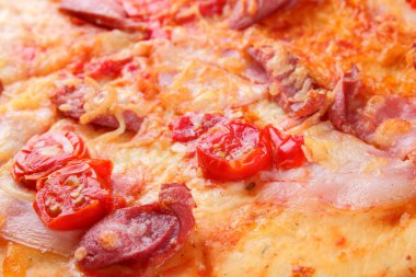 Pizza yakın çekim, pastırma, domates, sosis ve peynir, iştah açıcı pasta üstten görünüm, İtalyan pizza pişmiş et, peynir kek lezzetli yemegi