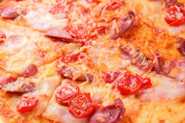 Pizza yakın çekim, pastırma, domates, sosis ve peynir, iştah açıcı pasta üstten görünüm, İtalyan pizza pişmiş et, peynir kek lezzetli yemegi