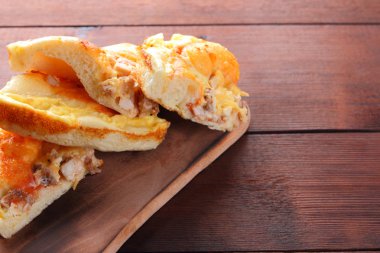 Ev yapımı pizza pizza rustik tarzda bir ahşap arka plan üzerine dilimlenmiş bir ahşap tahta üzerinde sandviç et ve peynir üstten görünüm, lezzetli lokanta ev mutfak, Amerikan mutfak, kopya alanı ile