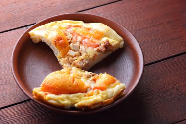 Ev yapımı pizza bir kil plaka, rustik tarzda bir ahşap arka plan, sandviç et ve peynir üstten görünüm, lezzetli lokanta toprak, Amerikan mutfağı, kopya alanı ile kıyılmış pizza üzerinde